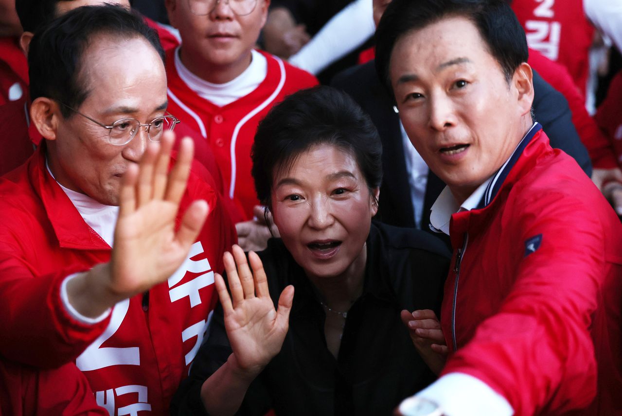 박근혜 전 대통령(가운데)이 지난달 31일 오후 추경호 국민의힘 대구시장 후보(왼쪽), 유영하 국민의힘 의원(오른쪽)과 함께 대구 수성못을 찾아 시민과 인사 나누고 있다. 뉴스1