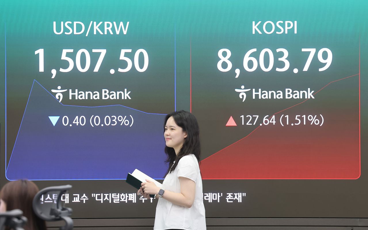 코스피가 상승 출발해 장중 사상 처음 8600선을 넘어선 1일 서울 중구 하나은행 딜링룸에서 직원이 업무를 보고 있다. 연합뉴스