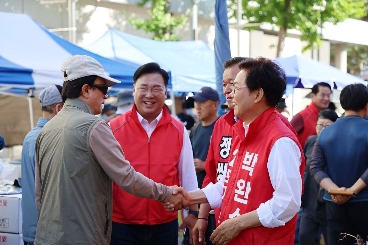 박완수 국민의힘 경남지사 후보가 31일 오전 경남 창원시 마산합포구 번개시장을 찾아 시민과 악수하며 지지를 호소하고 있다. 사진 박완수 후보 캠프