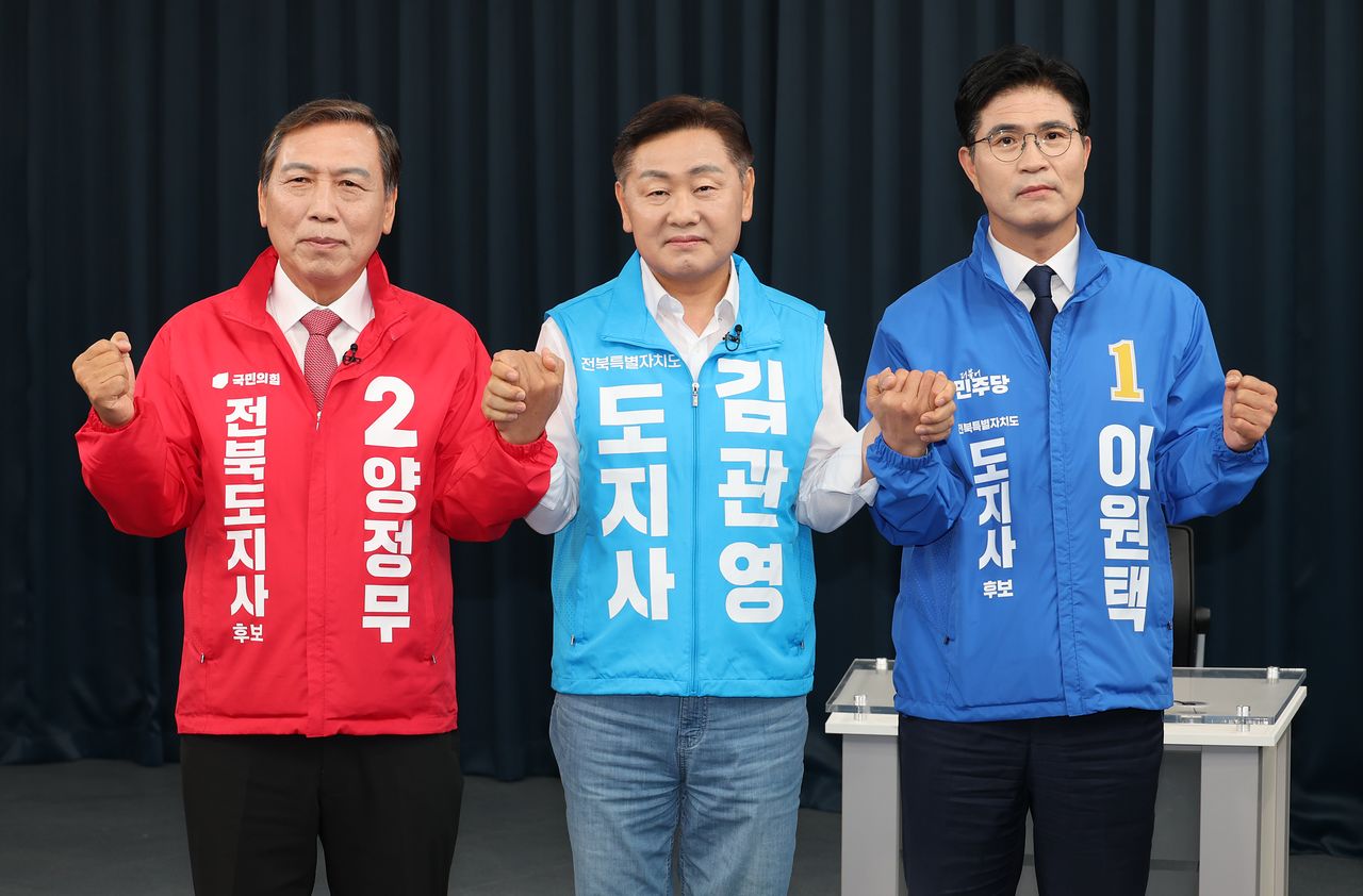 6·3 지방선거에 출마한 전북특별자치도지사 후보들이 19일 JTV 전주방송에서 열린 토론회에 앞서 기념촬영을 하고 있다. 왼쪽부터 국민의힘 양정무 후보, 무소속 김관영 후보, 더불어민주당 이원택 후보. 연합뉴스