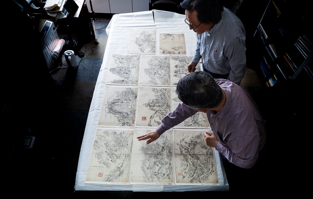 단원 김홍도(1745~1806?)가 금강산과 관동팔경 일대를 유람하고 그린 초본화첩 ‘해동명산도첩’ 중 누락됐던 10점이 발견됐다. 조선 마지막 어진화가였던 이당 김은호(1892~1979)의 유품 창고에서다. 지난달 20일 서울 성북구에 위치한 이당 김은호 기념사업회 사무실에서 김은호의 아들 김성원씨와 진준현 박사(전 서울대박물관 학예연구관)이 작품들을 살펴보고 있다. 권혁재 사진전문기자