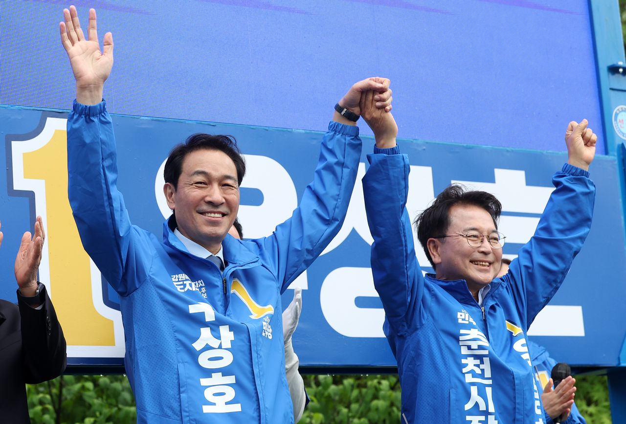 지난달 21일 강원도 춘천시 중앙로터리에서 더불어민주당 우상호 강원특별자치도지사 후보와 육동한 춘천시장 후보가 유권자들에게 지지를 호소하고 있다. [연합뉴스]