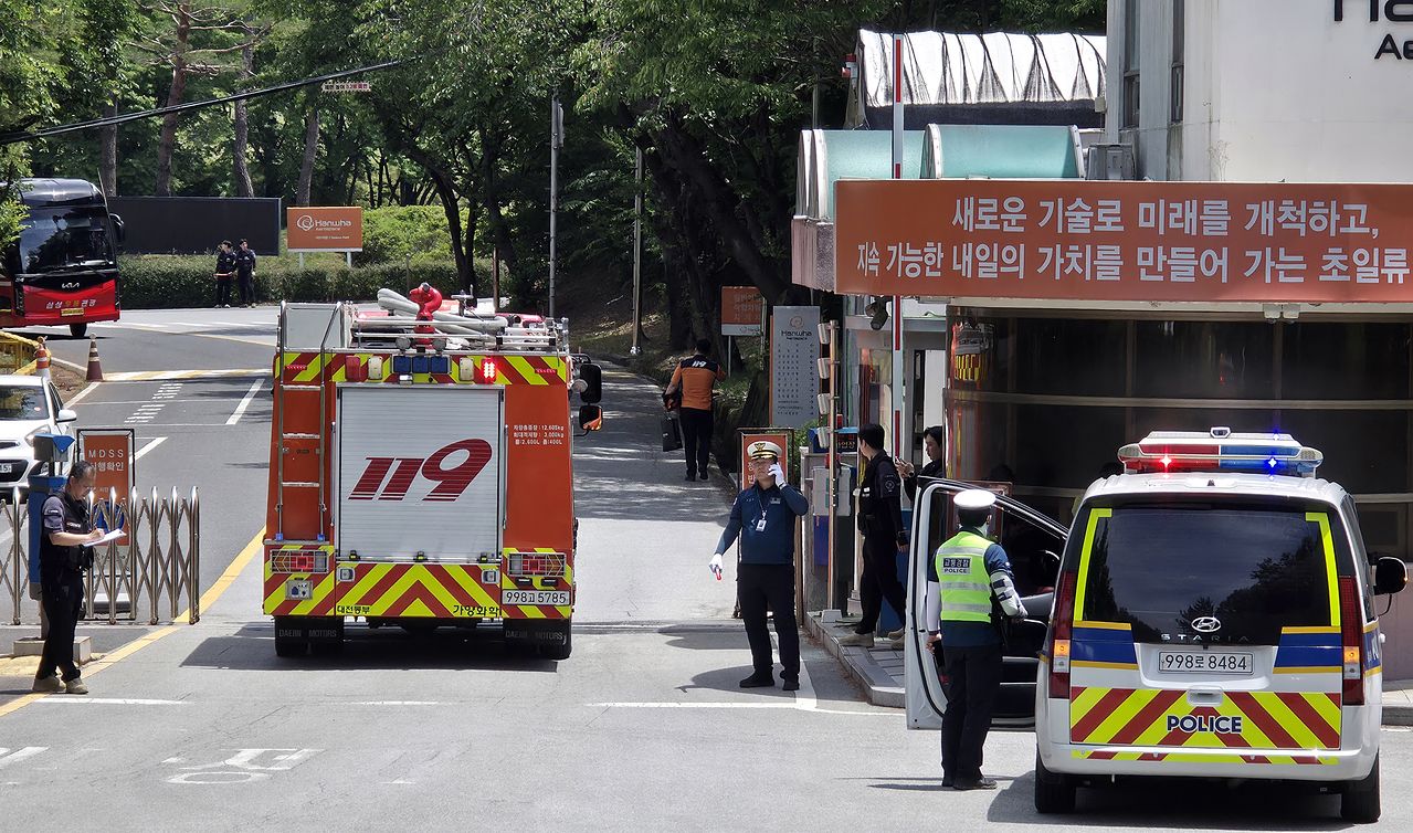 1일 오후 대전 유성구 외삼동 한화에어로스페이스 대전사업장에서 발생한 폭발 사고로 사망과 부상 등 인명 피해가 발생한 가운데 정문으로 소방차가 급히 들어가고 있다. 김성태 객원기자