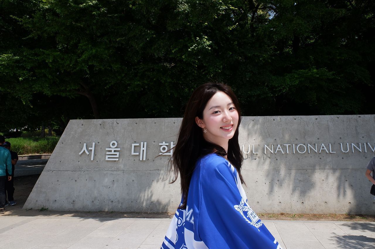 서울대 의예과 24학번 이주안씨가 학교 앞에서 환하게 웃고 있는 모습. 사진 이주안씨 제공