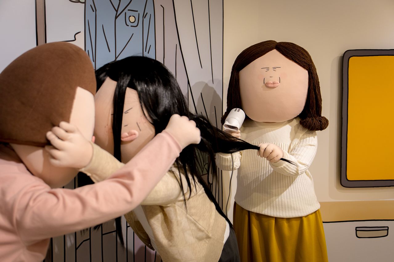 실제 집 내부를 통째로 만들어낸 ‘가족이란 무엇이든’ 섹션엔 한 아이의 성장을 둘러싼 평범한 가족의 일상이 펼쳐진다.