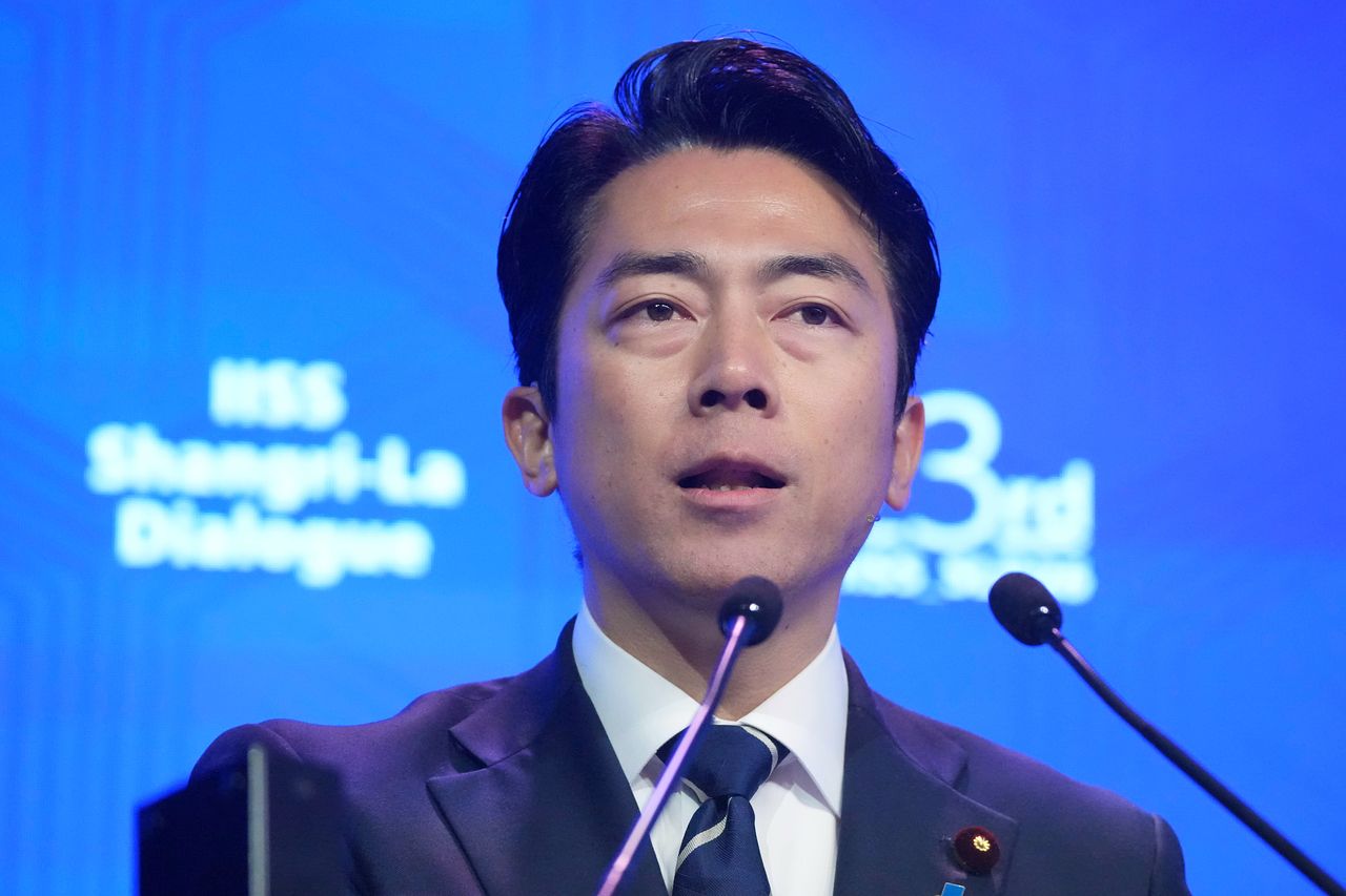 일본의 고이즈미 신지로 방위상이 5월 31일 싱가포르에서 열린 아시아 연례 국방·안보 포럼인 샹그릴라 대화에서 연설하고 있다. AP=연합뉴스