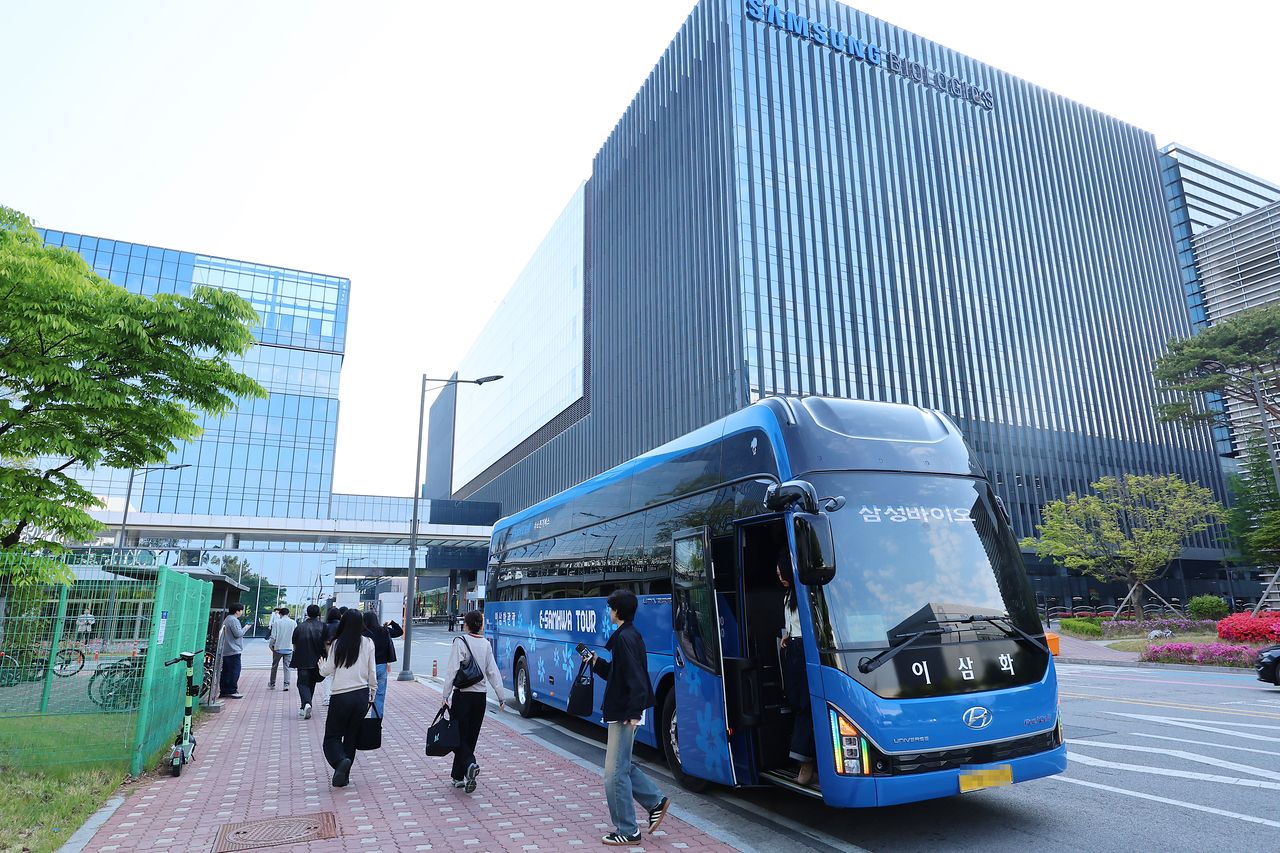 지난달 6일 오전 인천 연수구 삼성바이오로직스 본사 사업장에 직원들이 출근하고 있다. 연합뉴스