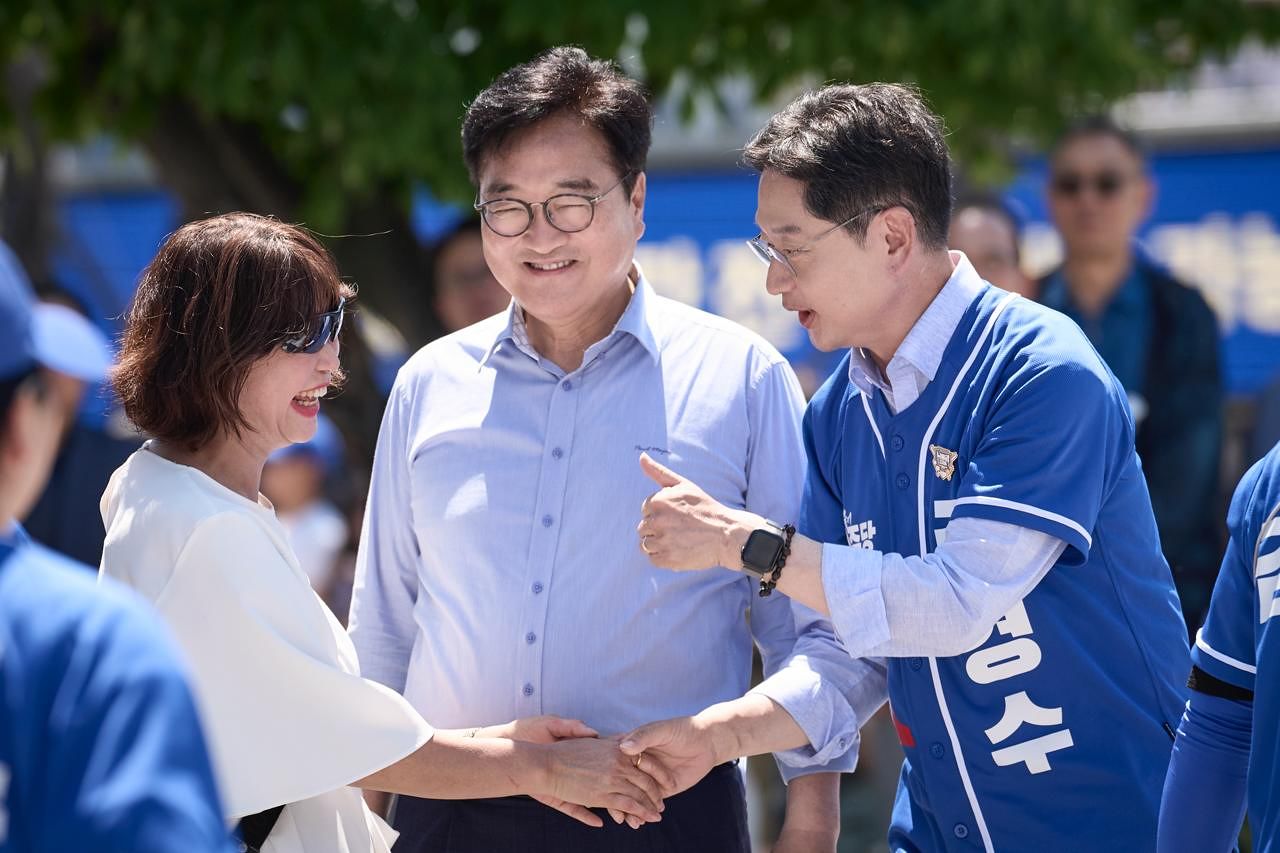 우원식 전 국회의장(가운데)이 31일 낮 경남 창원시 마산회원구에 있는 프로야구장인 창원NC파크 앞에서 김경수 더불어민주당 경남지사 후보를 지원 유세를 하고 있다. 사진 김경수 후보 캠프
