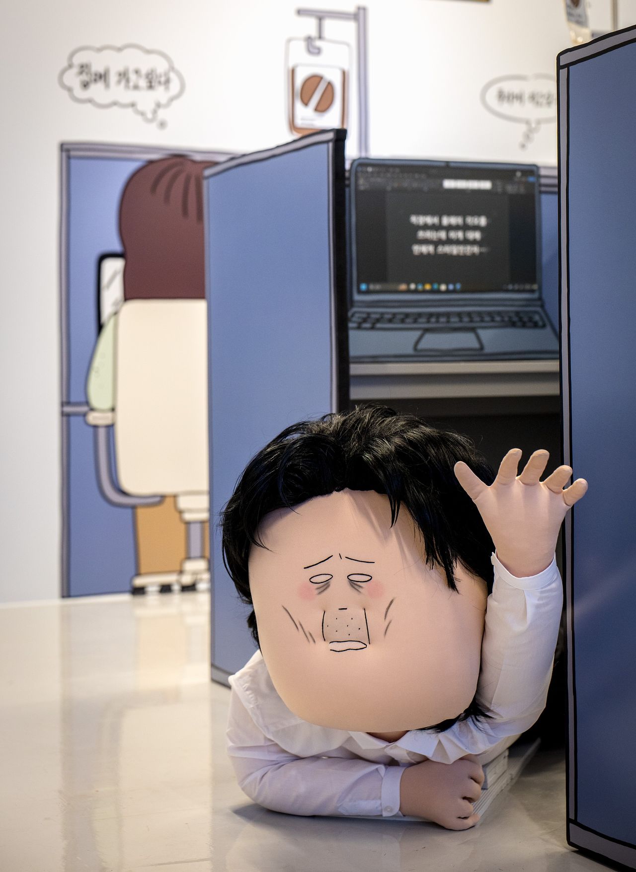 퀭한 얼굴로 커피를 수혈받으며 책상 앞에 앉아 있는 대한민국 직장인들의 현실을 대변하는 웃픈 작품.