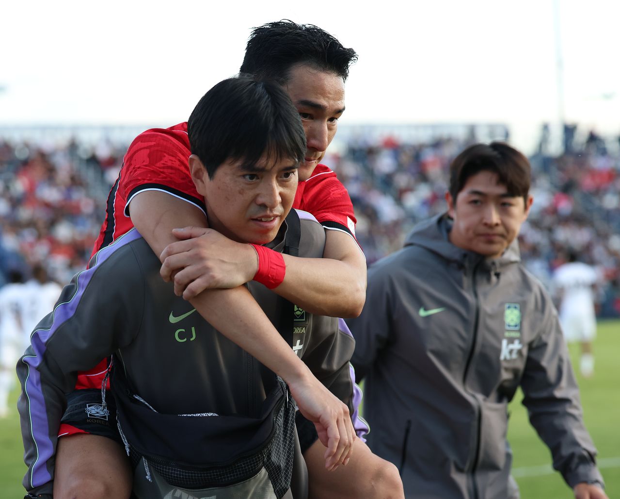 트리니다드 토바고의 평가전.   한국 조유민(가운데)이 부상을 당해 스태프에게 업혀 경기장을 나오고 있다. 연합뉴스