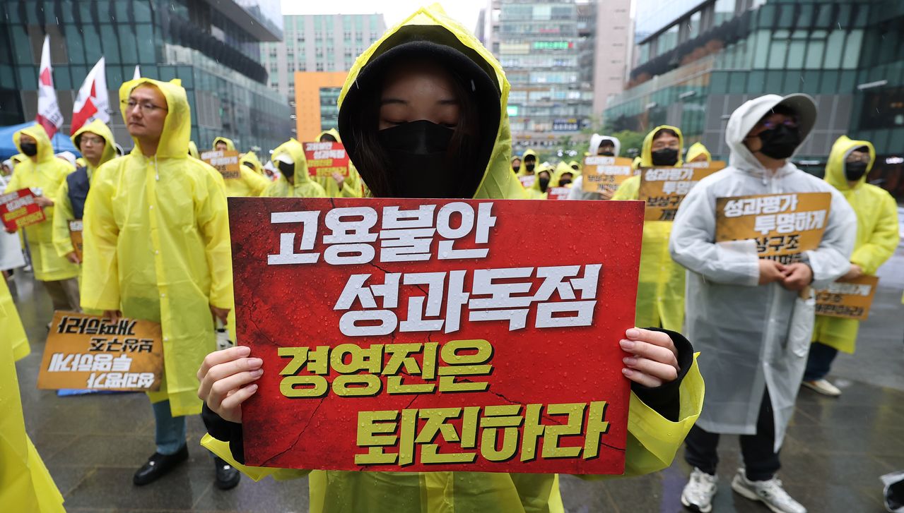 전국화학섬유식품산업노동조합 카카오지회(크루유니언) 조합원들이 지난달 20일 경기 성남시 판교역 광장에서 열린 결의대회에서 고용 안정 보장 등을 촉구하고 있다. 카카오 노동조합은 임금교섭 결렬의 책임을 경영진에 묻겠다며 대규모 결의대회를 진행했다. 뉴스1