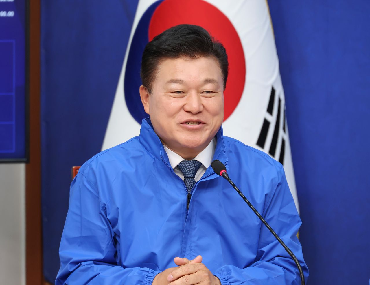 더불어민주당 신용한 충북도지사 후보가 지난달 19일 국회에서 열린 '강호축' 철도망 합동 공약 발표 기자회견에 참석해 해당 철도 노선에 대한 기대를 밝히고 있다. 연합뉴스