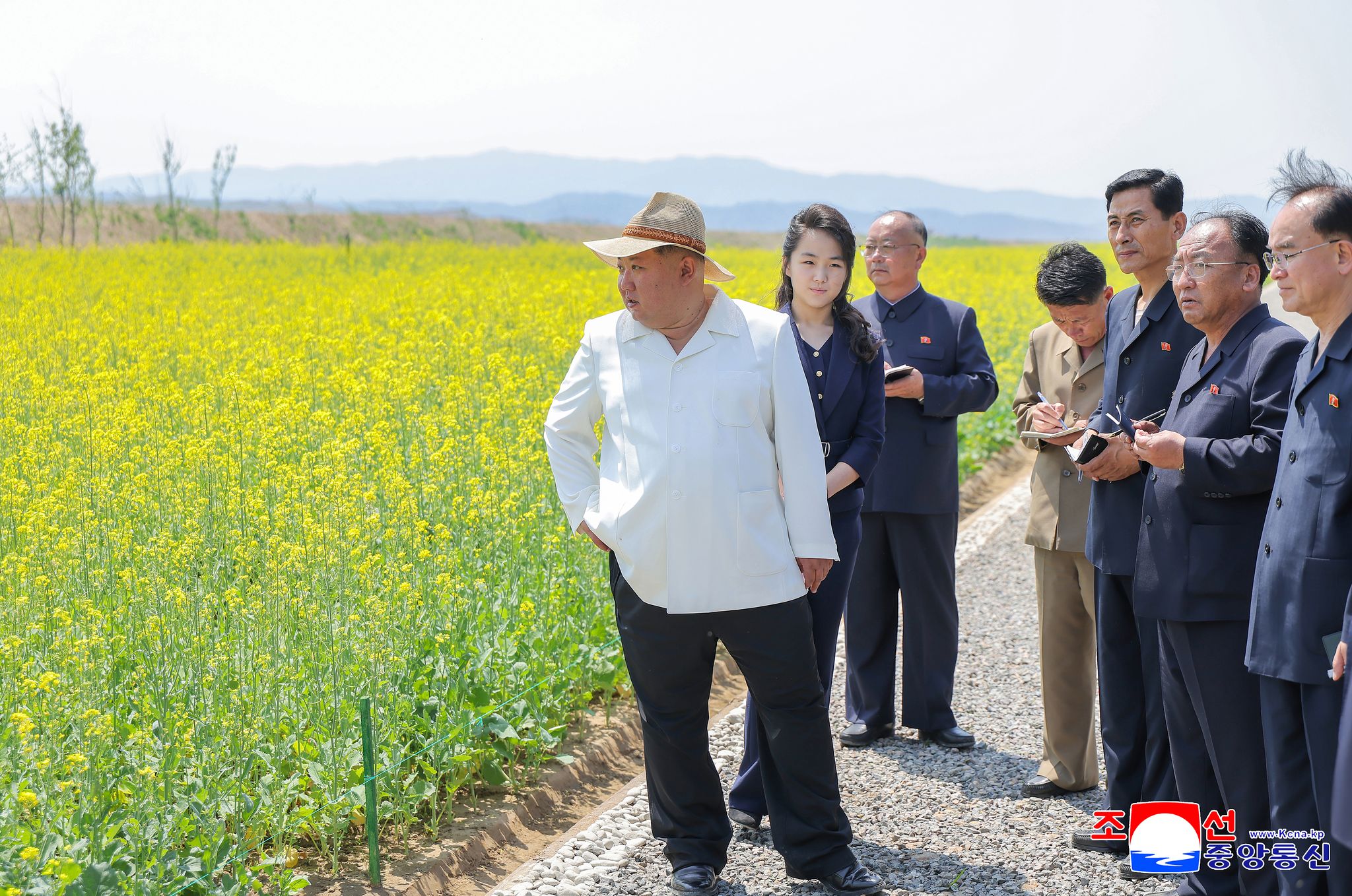 김정은 북한 국무위원장이 지난달 31일 신의주온실종합농장을 시찰했다고 조선중앙통신이 1일 보도했다. 연합뉴스