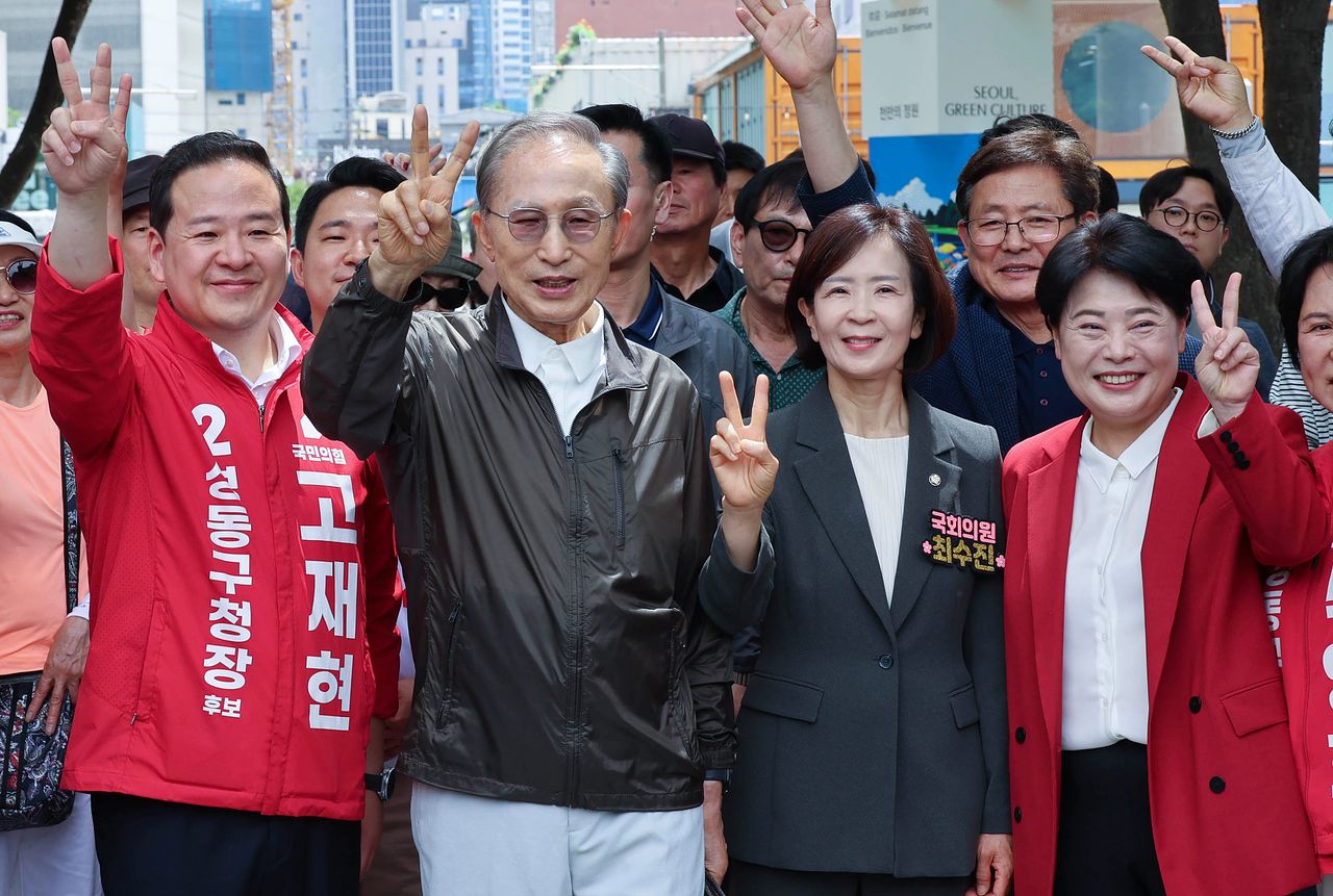 고재현 국민의힘 성동구청장 후보 지원 유세에 나선 이명박 전 대통령이 1일 오전 서울 성동구 서울숲에서 시민들에게 인사하고 있다. 임현동 기자