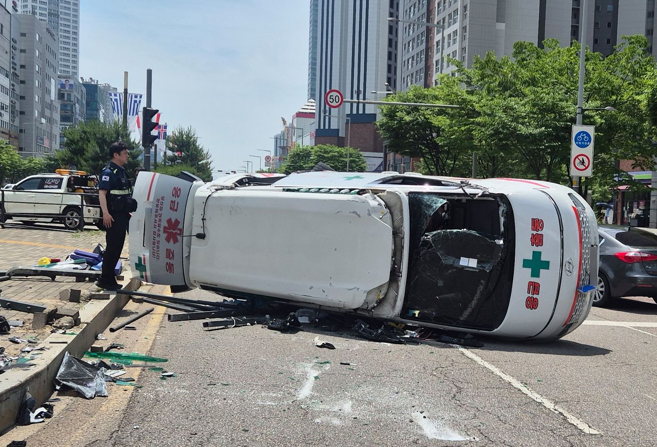 1일 오전 인천시 서구 청라동 한 교차로에서 환자를 이송 중인 사설구급차와 SUV가 부딪히는 사고가 발생해 사설 구급차가 전도돼 있다. 사진 인천소방본부= 연합뉴스