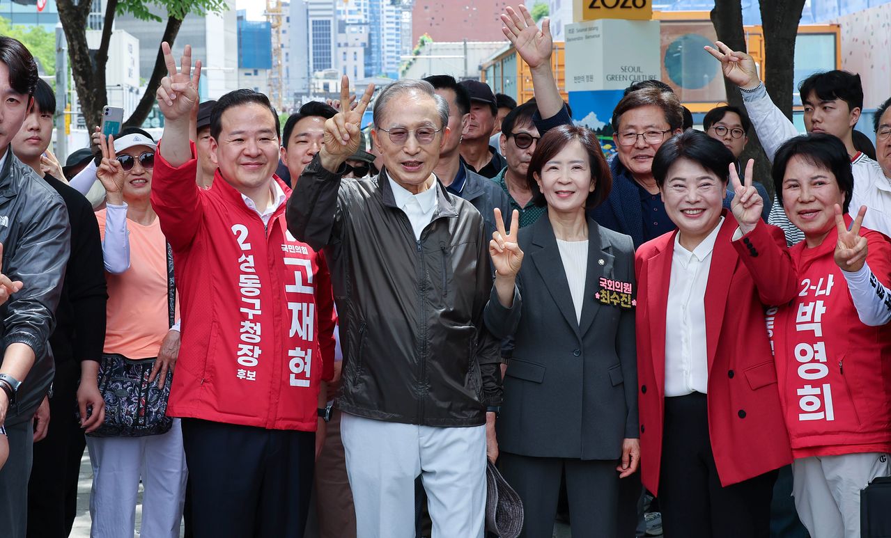고재현 국민의힘 성동구청장 후보 지원 유세에 나선 이명박 전 대통령이 1일 오전 서울 성동구 서울숲에서 시민들에게 인사하고 있다. 사진 임현동 기자 
