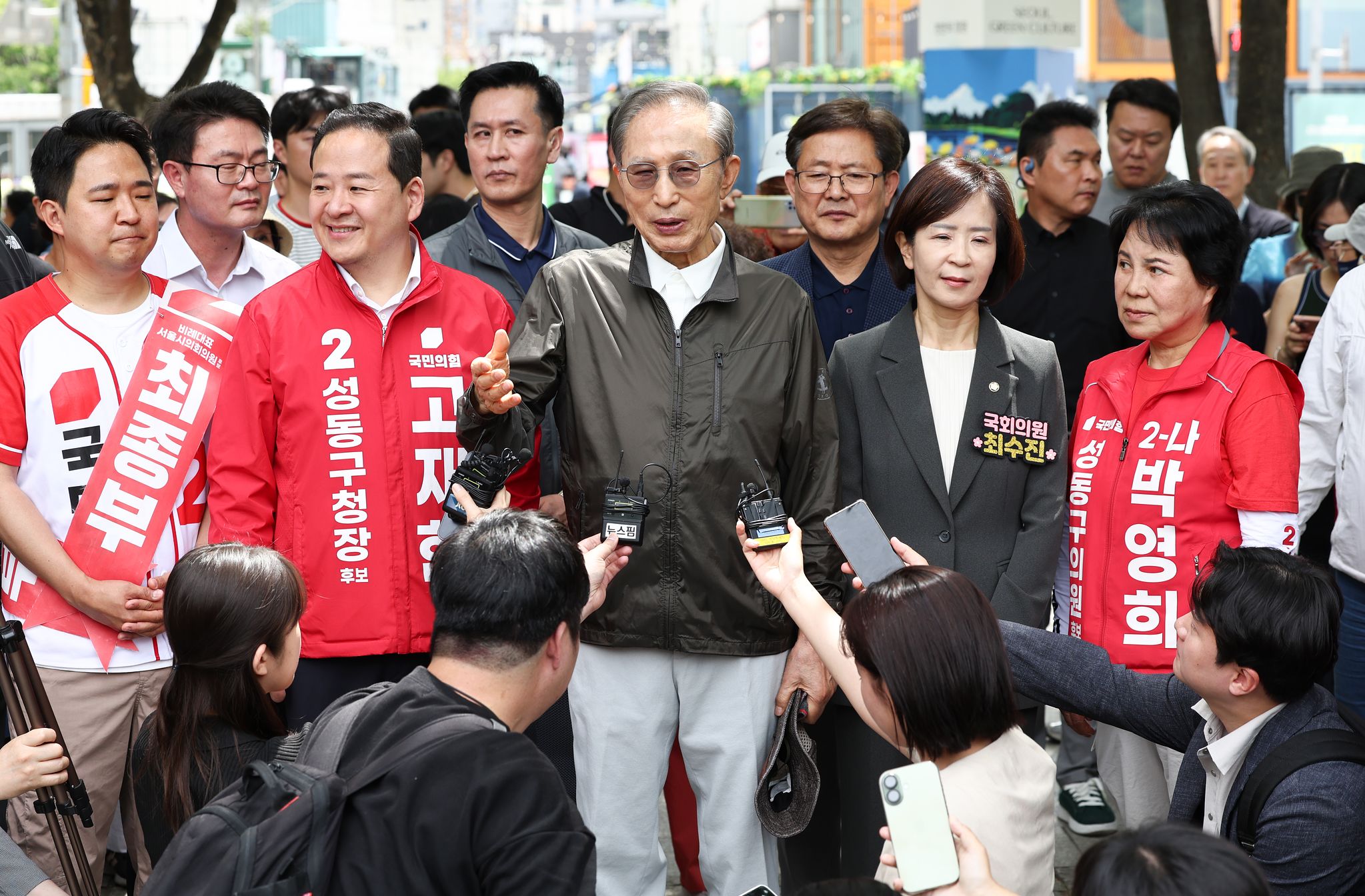 고재현 국민의힘 성동구청장 후보의 지원 유세에 나선 이명박 전 대통령이 1일 오전 서울 성동구 서울숲에서 발언하고 있다. 뉴스1
