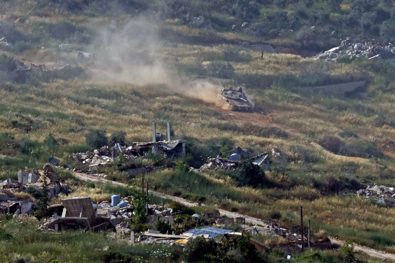 지난달 31일 레바논 남부의 파괴된 건물들 사이에 이스라엘 탱크가 자리를 잡고 있는 모습. AFP=연합뉴스