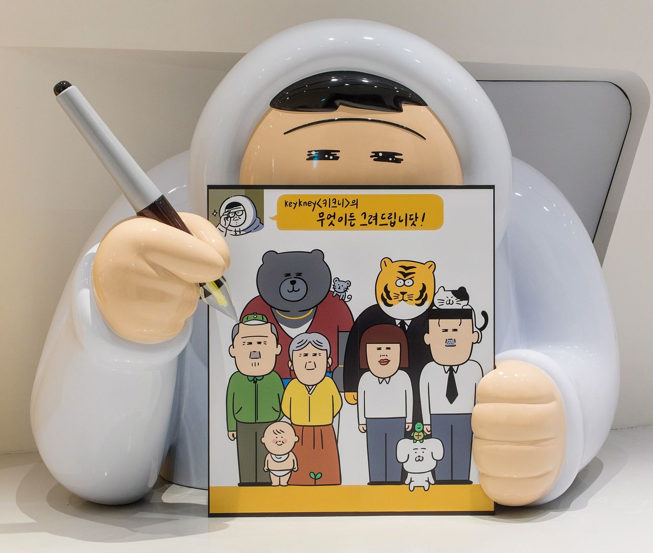 ‘키크니 특별전: 그렸고 그런 사이’는 평범한 일상의 감정을 섬세하게 포착해 공감을 이끌어온 작업 세계를 조망한다.
