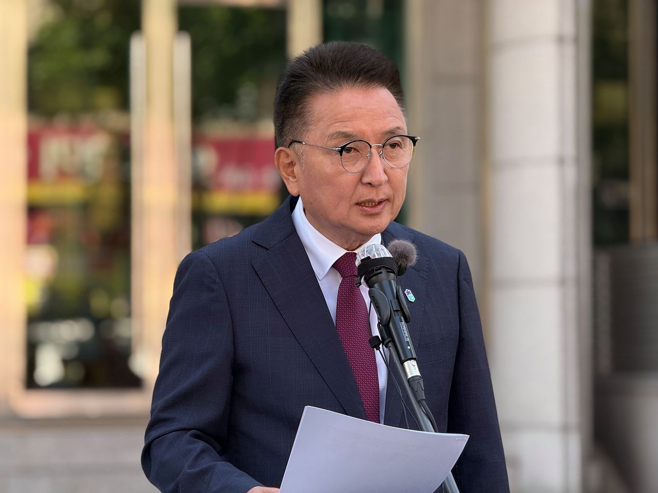 김영환 국민의힘 충북지사 후보가 지난달 31일 충북도청에서 신용한 민주당 충북지사 후보의 재산 형성과정과 가족회사 운영 현황에 대한 설명을 촉구하고 있다. 사진 김영환 후보 캠프