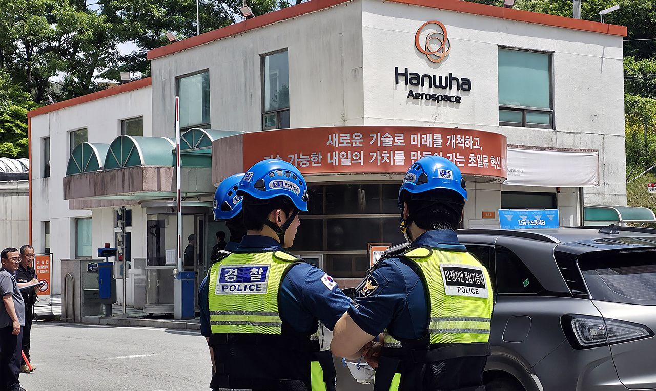 1일 오후 대전 유성구 외삼동 한화에어로스페이스 대전사업장에서 발생한 폭발 사고로 사망과 부상 등 인명 피해가 발생한 가운데 정문 입구가 전면 통제되고 있다. 김성태 객원기자