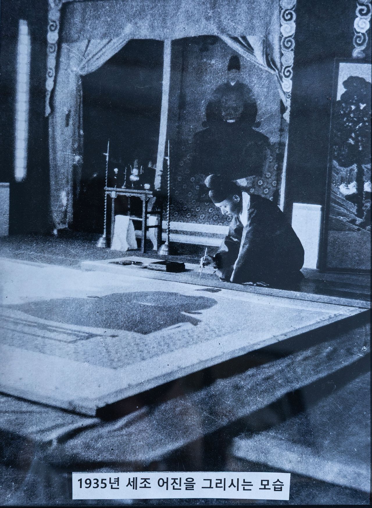 조선 마지막 어진화가였던 이당 김은호(1892~1979)가 1935년 세조 어진을 모사하는 모습. 이 어진의 원본은 한국전쟁 때 불타 없어졌지만 김은호의 아들 성원씨가 부친 유품을 정리하는 과정에서 초본이 발견됐다. 사진은 이당 김은호 기념사업회 사무실에 걸린 것을 찍었다. 권혁재 사진전문기자