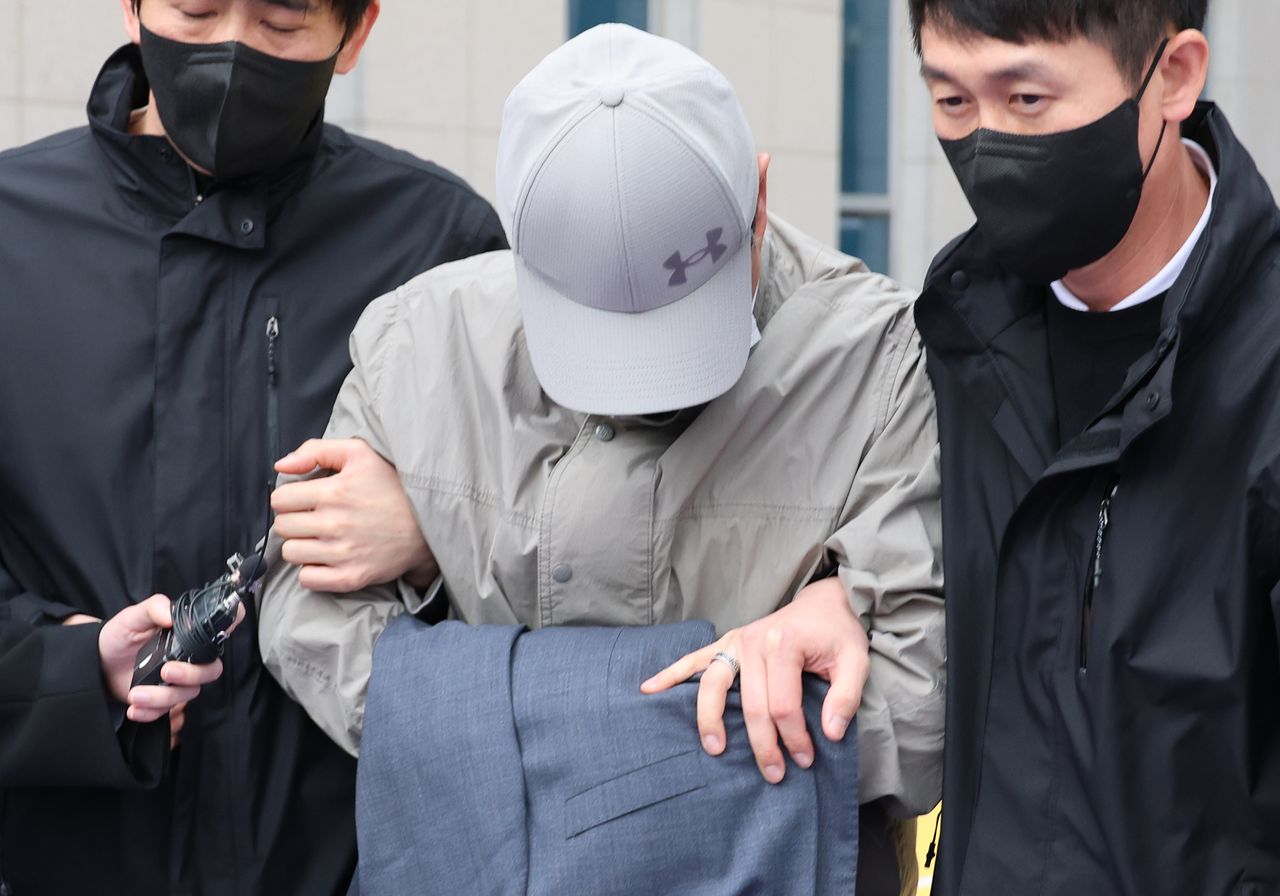 식당 공용화장실 등에 불법 카메라를 설치한 전 충북교육청 장학관이 지난 41일 오후 청주지법에서 영장실질심사를 받은 뒤 호송차에 오르고 있다. 연합뉴스