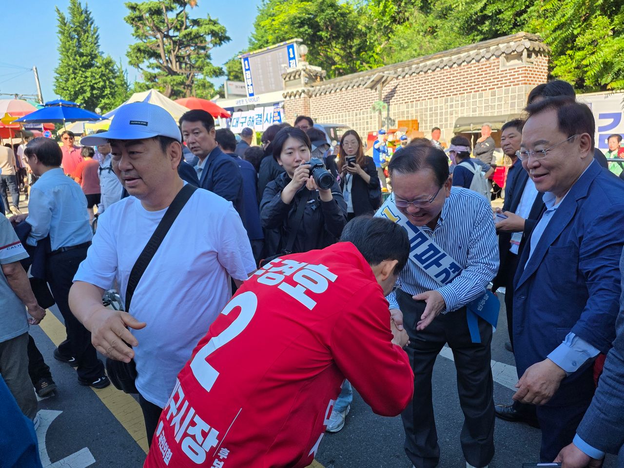 대구시장 선거에 출마한 김부겸 더불어민주당, 추경호 국민의힘 후보가 31일 오전 대구 중구 달성공원 새벽시장에서 만나 인사를 나누고 있다. 대구=하준호 기자