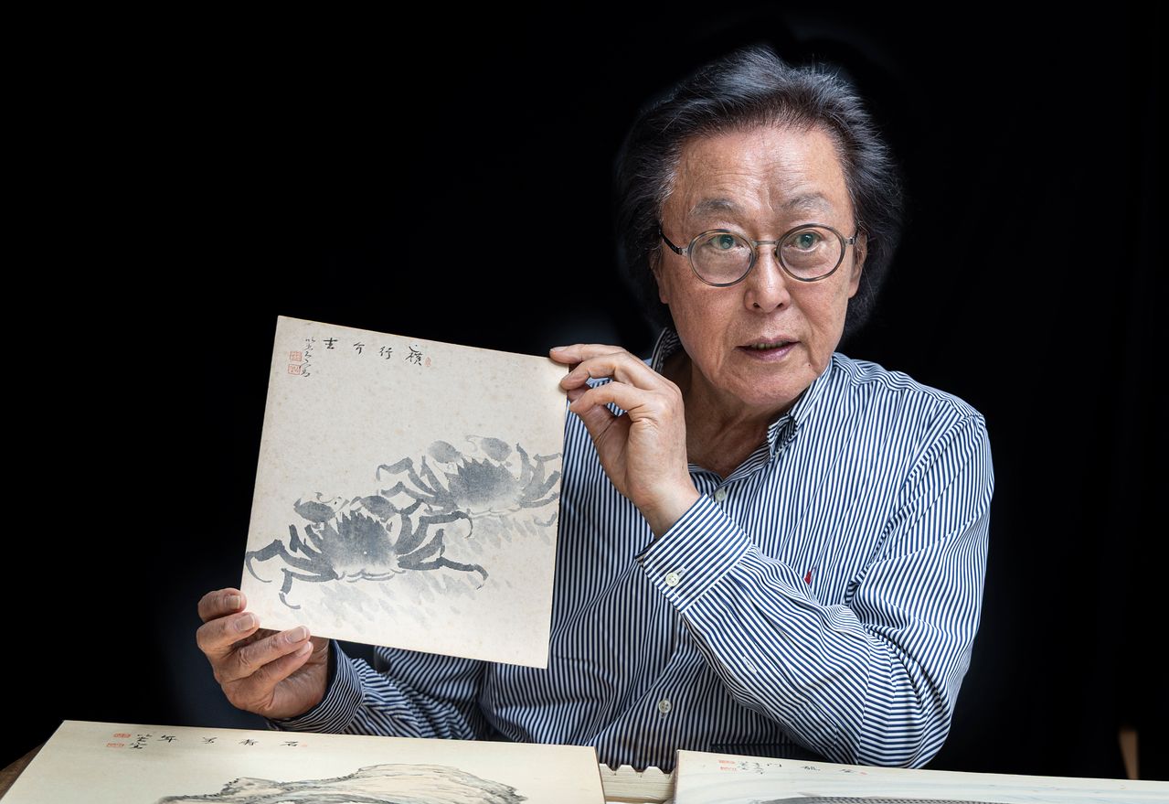 조선 마지막 어진화가였던 이당 김은호(1892~1979)의 아들 김성원씨가 서울 성북구에 위치한 이당 김은호 기념사업회 사무실에서 아버지 유품을 설명하고 있다. 손에 든 '게 그림'은 단원 김홍도로부터 이어져온 전통화법에 따른 김은호의 작품으로 이번 유품 정리 과정에서 처음 발견됐다. 권혁재 사진전문기자