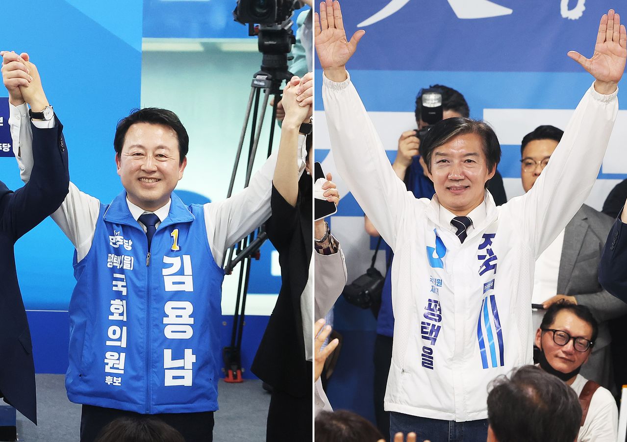 지난달 16일 경기도 평택을 국회의원 선거에 나선 김용남 더불어민주당 후보, 조국 조국혁신당 후보가 각자 선거사무소 개소식에서 기념 촬영을 하고 있다. 연합뉴스