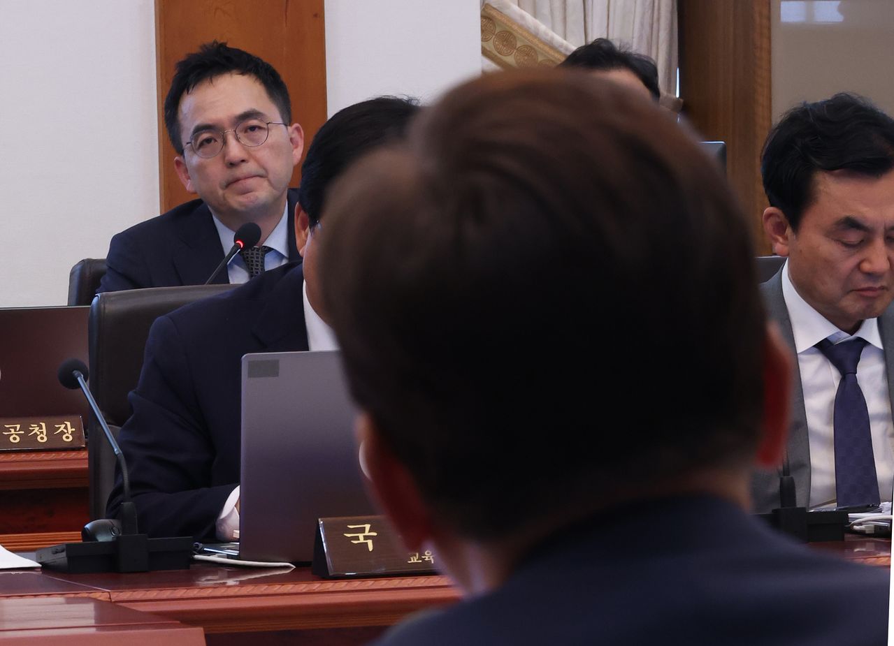 구자현 검찰총장 직무대행이 2일 청와대 국무회의에서 이재명 대통령 발언을 듣고 있다. 뉴스1