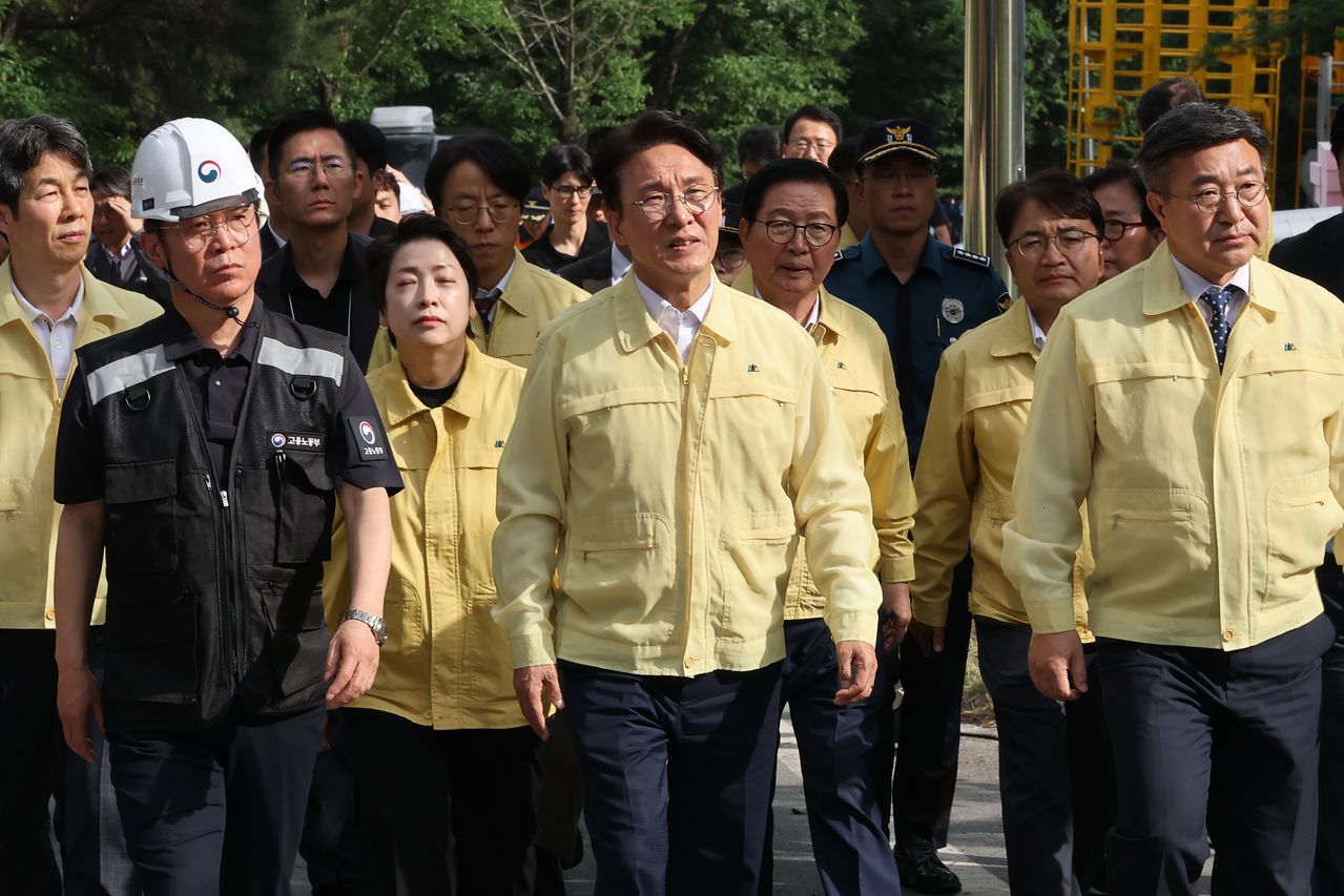 김민석 국무총리가 1일 폭발 사고로 사상자가 발생한 대전 유성구 한화에어로스페이스 대전사업장을 방문해 현장을 살펴보고 있다. 연합뉴스