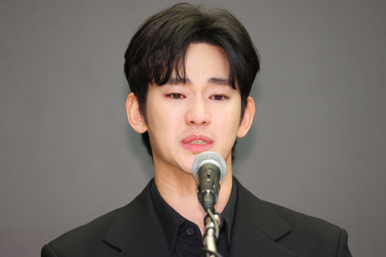 배우 김수현이 지난해 3월31일 오후 서울 마포구 스탠포드 호텔에서 미성년자였던 배우 고 김새론과 교제했다는 의혹과 관련해 입장발표 기자회견을 하고 있다. 연합뉴스