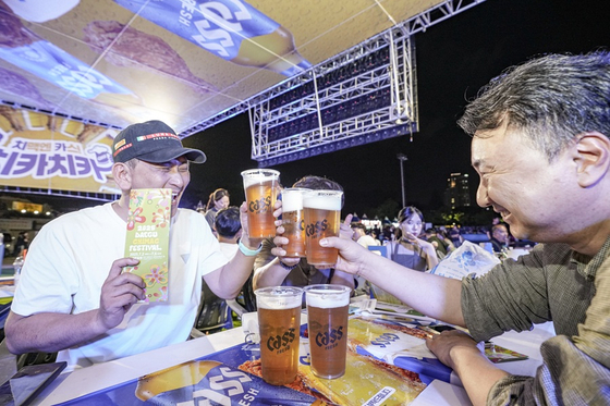 지난해 '2025 대구 치맥 페스티벌'에서 방문객들이 카스 브랜드 부스를 찾아 맥주와 치킨을 즐기고 있다. 사진 오비맥주