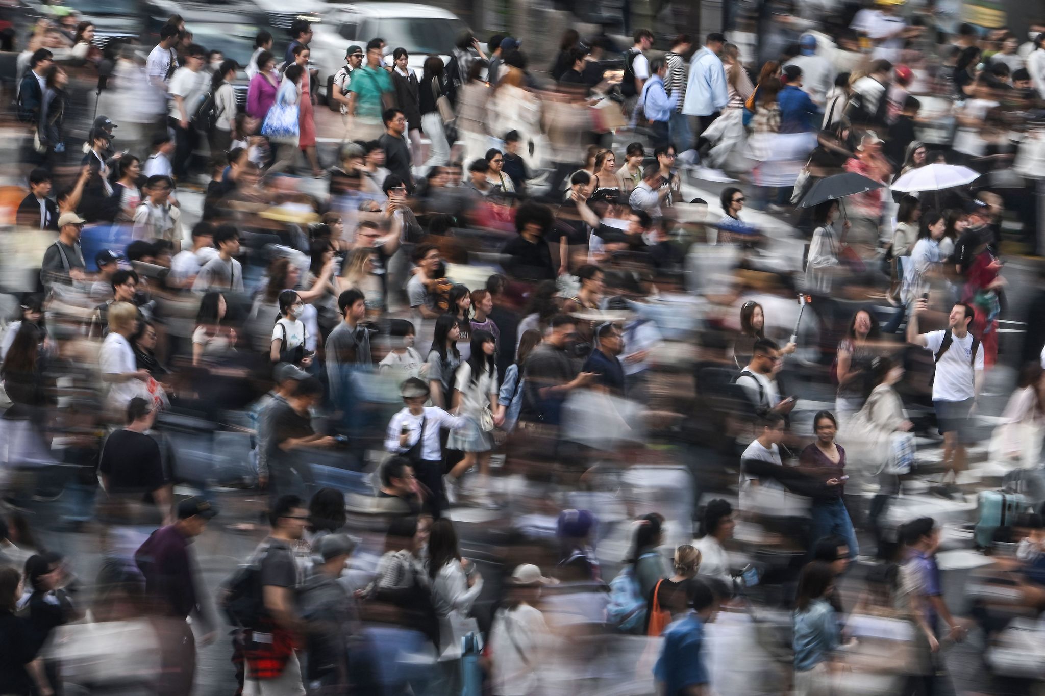 지난 4월 4일 일본 도쿄 거리를 걷고 있는 사람들. AFP=연합뉴스