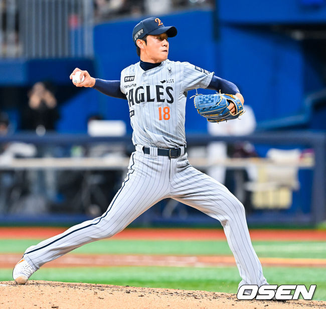 [OSEN=고척, 민경훈 기자] 12일 서울 고척 스카이돔에서 2026 신한 SOL KBO리그 키움 히어로즈와 한화 이글스의 경기가 열렸다.키움은 배동현, 한화는 류현진이 선발로 나섰다.6회말 2사 주자 1,.2루 키움 박성빈 타석에서 마운드에 오른 한화 이상규가 힘차게 공을 뿌리고 있다. 2026.05.12/ rumi@osen.co.kr
