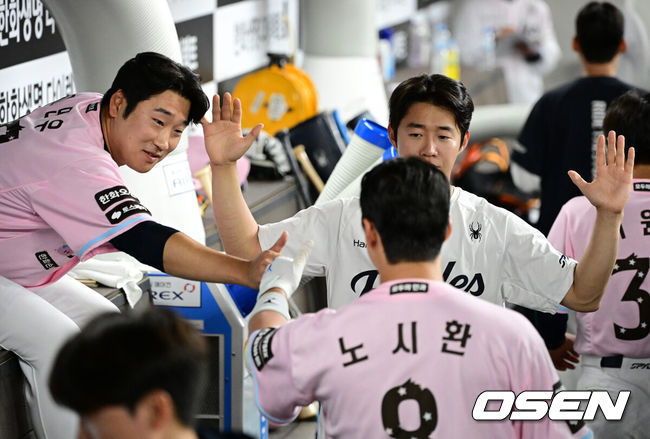 [OSEN=대전, 지형준 기자] 30일 대전 한화생명 볼파크에서 2026 신한 SOL KBO리그 한화 이글스와 SSG 랜더스의 경기가 열렸다.한화는 류현진, SSG은 김건우를 선발로 내세웠다.8회말 무사에서 한화 노시환이 좌월 솔로포를 날리며 이민우, 이상규와 기뻐하고 있다. 2026.05.30/ jpnews@osen.co.kr