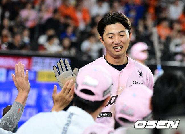 [OSEN=대전, 지형준 기자] 30일 대전 한화생명 볼파크에서 2026 신한 SOL KBO리그 한화 이글스와 SSG 랜더스의 경기가 열렸다.한화는 류현진, SSG은 김건우를 선발로 내세웠다.7회말 1사 3루에서 한화 이원석이 문현빈의 희생플라이에 득점에 성공하며 기뻐하고 있다. 2026.05.30/ jpnews@osen.co.kr