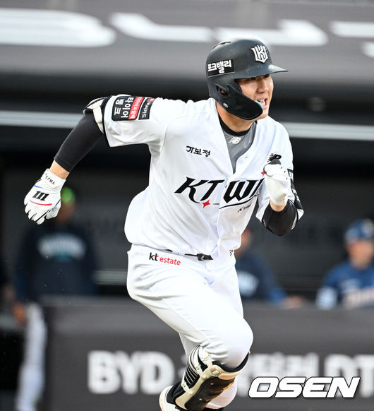 [OSEN=수원, 이대선 기자] 22일 수원 KT위즈파크에서 2026 신한 SOL KBO리그 KT 위즈와 NC 다이노스의 경기가 열렸다.이날 KT는 고영표, NC는 김태경을 선발로 내세웠다.2회말 2사 2,3루에서 KT 최원준이 중전 적시타를 치고 그라운드를 달리고 있다. 2026.05.22 /sunday@osen.co.kr
