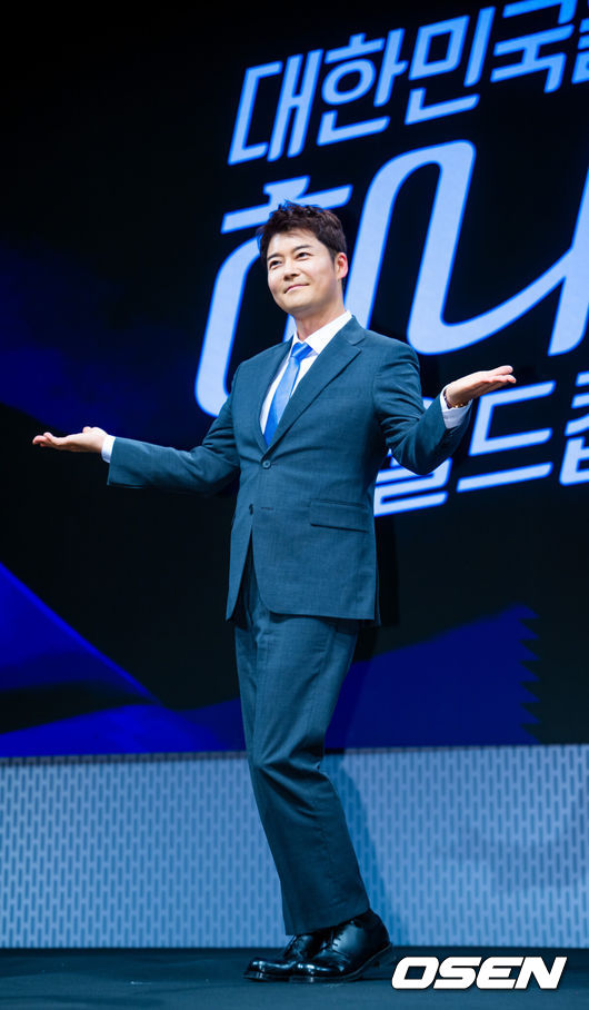 [OSEN=민경훈 기자] 2일 오후 서울 여의도 KBS 아트홀에서 KBS 2026 FIFA 북중미 월드컵 제작발표회가 진행됐다. 한국은 이번 대회 조별리그 A조에서 체코, 멕시코, 남아프리카공화국과 경쟁한다. 6월12일 체코전을 시작으로 19일 멕시코전, 25일 남아프리카공화국전을 차례로 치르며 32강 진출을 노린다.전현무 캐스터가 포즈를 취하고 있다. 2026.06.02 /rumi@osen.co.kr