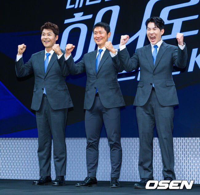 [OSEN=민경훈 기자] 2일 오후 서울 여의도 KBS 아트홀에서 KBS 2026 FIFA 북중미 월드컵 제작발표회가 진행됐다. 한국은 이번 대회 조별리그 A조에서 체코, 멕시코, 남아프리카공화국과 경쟁한다. 6월12일 체코전을 시작으로 19일 멕시코전, 25일 남아프리카공화국전을 차례로 치르며 32강 진출을 노린다.전현무 캐스터, 이영표 해설위원, 남현종 캐스터의 포토타임을 갖고 있다. 2026.06.02 /rumi@osen.co.kr