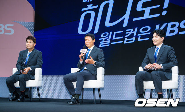 [OSEN=민경훈 기자] 2일 오후 서울 여의도 KBS 아트홀에서 KBS 2026 FIFA 북중미 월드컵 제작발표회가 진행됐다. 한국은 이번 대회 조별리그 A조에서 체코, 멕시코, 남아프리카공화국과 경쟁한다. 6월12일 체코전을 시작으로 19일 멕시코전, 25일 남아프리카공화국전을 차례로 치르며 32강 진출을 노린다.전현무 캐스터, 이영표 해설위원, 남현종 캐스터가 기자간담회를 하고 있다. 2026.06.02 /rumi@osen.co.kr