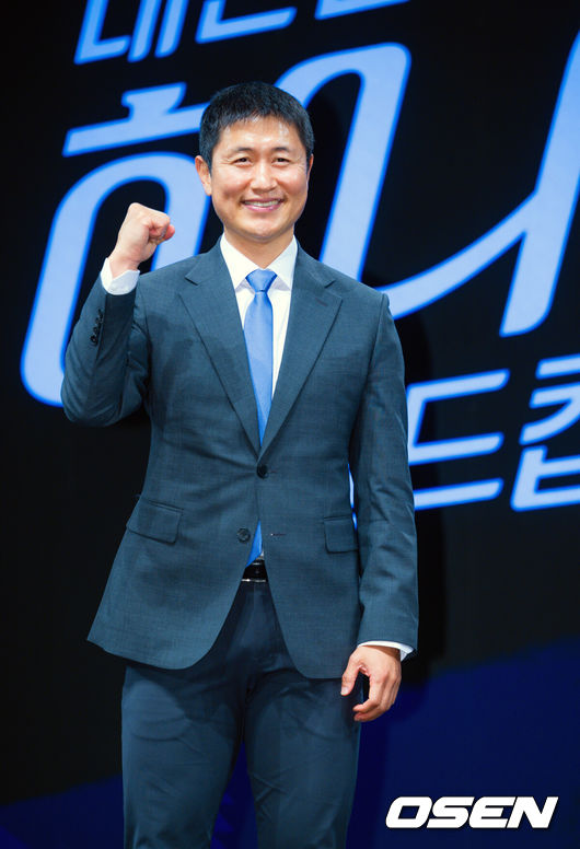 [OSEN=민경훈 기자] 2일 오후 서울 여의도 KBS 아트홀에서 KBS 2026 FIFA 북중미 월드컵 제작발표회가 진행됐다. 한국은 이번 대회 조별리그 A조에서 체코, 멕시코, 남아프리카공화국과 경쟁한다. 6월12일 체코전을 시작으로 19일 멕시코전, 25일 남아프리카공화국전을 차례로 치르며 32강 진출을 노린다.이영표 해설위원이 포즈를 취하고 있다. 2026.06.02 /rumi@osen.co.kr