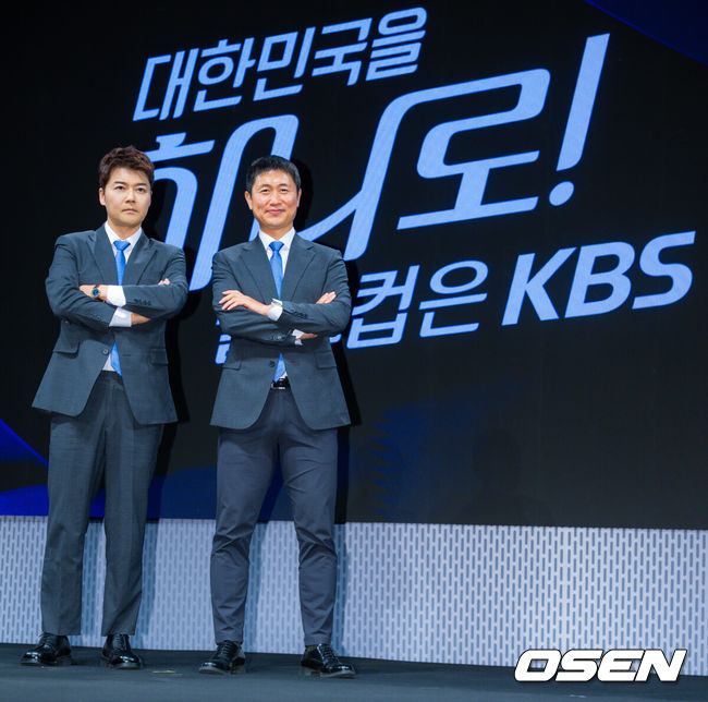 [OSEN=민경훈 기자] 2일 오후 서울 여의도 KBS 아트홀에서 KBS 2026 FIFA 북중미 월드컵 제작발표회가 진행됐다. 한국은 이번 대회 조별리그 A조에서 체코, 멕시코, 남아프리카공화국과 경쟁한다. 6월12일 체코전을 시작으로 19일 멕시코전, 25일 남아프리카공화국전을 차례로 치르며 32강 진출을 노린다.전현무 캐스터와 이영표 해설위원이 포즈를 취하고 있다. 2026.06.02 /rumi@osen.co.kr