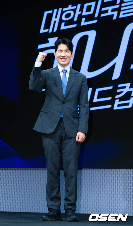 [OSEN=민경훈 기자] 2일 오후 서울 여의도 KBS 아트홀에서 KBS 2026 FIFA 북중미 월드컵 제작발표회가 진행됐다. 한국은 이번 대회 조별리그 A조에서 체코, 멕시코, 남아프리카공화국과 경쟁한다. 6월12일 체코전을 시작으로 19일 멕시코전, 25일 남아프리카공화국전을 차례로 치르며 32강 진출을 노린다.남현종 캐스터가 포즈를 취하고 있다. 2026.06.02 /rumi@osen.co.kr
