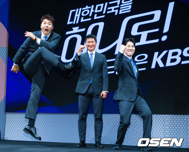 [OSEN=민경훈 기자] 2일 오후 서울 여의도 KBS 아트홀에서 KBS 2026 FIFA 북중미 월드컵 제작발표회가 진행됐다. 한국은 이번 대회 조별리그 A조에서 체코, 멕시코, 남아프리카공화국과 경쟁한다. 6월12일 체코전을 시작으로 19일 멕시코전, 25일 남아프리카공화국전을 차례로 치르며 32강 진출을 노린다.전현무 캐스터, 이영표 해설위원, 남현종 캐스터의 포토타임 중 전현무가 슈팅을 하고 있다. 2026.06.02 /rumi@osen.co.kr