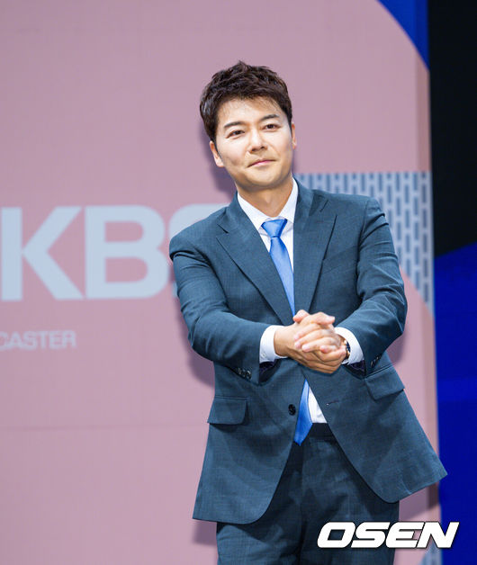 [OSEN=민경훈 기자] 2일 오후 서울 여의도 KBS 아트홀에서 KBS 2026 FIFA 북중미 월드컵 제작발표회가 진행됐다. 한국은 이번 대회 조별리그 A조에서 체코, 멕시코, 남아프리카공화국과 경쟁한다. 6월12일 체코전을 시작으로 19일 멕시코전, 25일 남아프리카공화국전을 차례로 치르며 32강 진출을 노린다.전현무 캐스터가 포즈를 취하고 있다. 2026.06.02 /rumi@osen.co.kr
