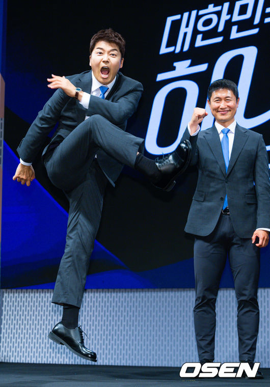 [OSEN=민경훈 기자] 2일 오후 서울 여의도 KBS 아트홀에서 KBS 2026 FIFA 북중미 월드컵 제작발표회가 진행됐다. 한국은 이번 대회 조별리그 A조에서 체코, 멕시코, 남아프리카공화국과 경쟁한다. 6월12일 체코전을 시작으로 19일 멕시코전, 25일 남아프리카공화국전을 차례로 치르며 32강 진출을 노린다.전현무 캐스터가 이영표 해설위원 앞에서 슈팅을 하고 있다. 2026.06.02 /rumi@osen.co.kr
