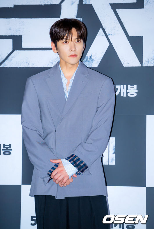 [OSEN=민경훈 기자] 20일 오후 서울 용산구 CGV 용산아이파크몰에서 영화 '군체' 시사회가 열렸다.연상호 감독의 신작 '군체'는 정체불명의 감염사태로 봉쇄된 건물 안, 고립된 생존자들이 예측할 수 없는 형태로 진화하는 감염자들에 맞서 벌이는 사투를 그린다. 배우 지창욱이 포즈를 취하고 있다. 2026.05.20 /rumi@osen.co.kr