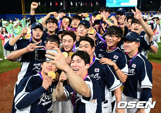 [OSEN=사오싱(중국), 김성락 기자] 류중일 감독이 이끄는 한국 야구 대표팀이 4회 연속 우승을 차지했다.한국은 7일(이하 한국시간) 중국 저장성 사오싱 야구장에서 열린 2022 항저우 아시안게임 야구 결승전에서 대만을 2-0으로 눌렀다. 이로써 지난 2일 대만과의 B조 예선 2차전 0-4 완패를 설욕하며 금메달을 목에 걸었다.경기 종료 후 대한민국 선수들이 세리머니를 하고 있다. 2023.10.07 /ksl0919@osen.co.kr2023.10.07 /ksl0919@osen.co.kr